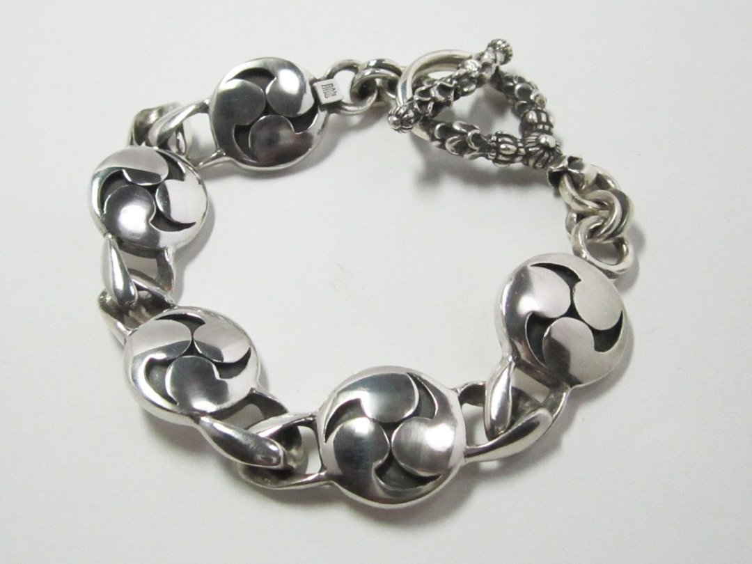 Tomoe crest BRACELET - 手链/手环 - 其他金属 银色