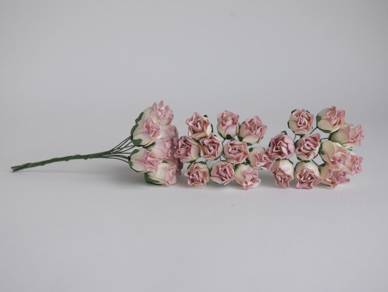 纸花，25 片，尺寸 1.5 x1.2 厘米。花蕾玫瑰，紫红色刷色。 - 其他 - 纸 粉红色