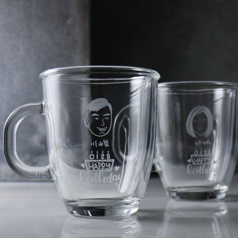 445cc【生日送礼定制】简易Q版画像情侣马克对杯似颜绘 - 咖啡杯/马克杯 - 玻璃 灰色