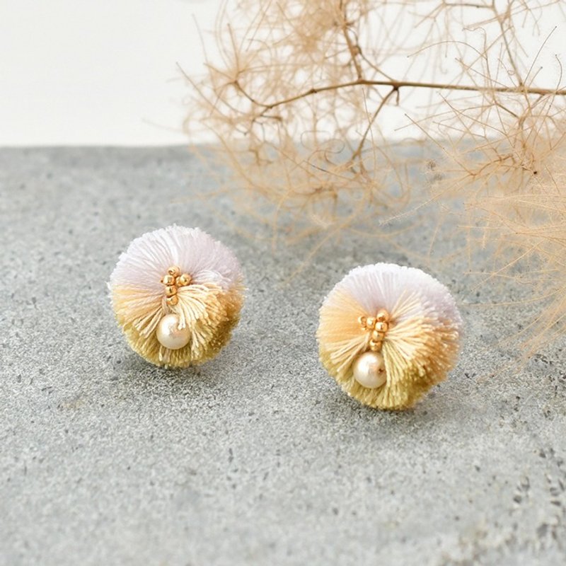 Pompon tassel earrings/White - 耳环/耳夹 - 其他材质 白色