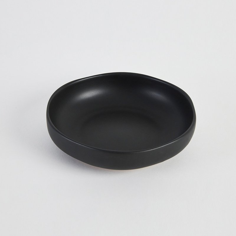 KOGA 许家陶器品 陶质六角深盘 (尖山黑) - 盘子/餐盘/盘架 - 陶 黑色