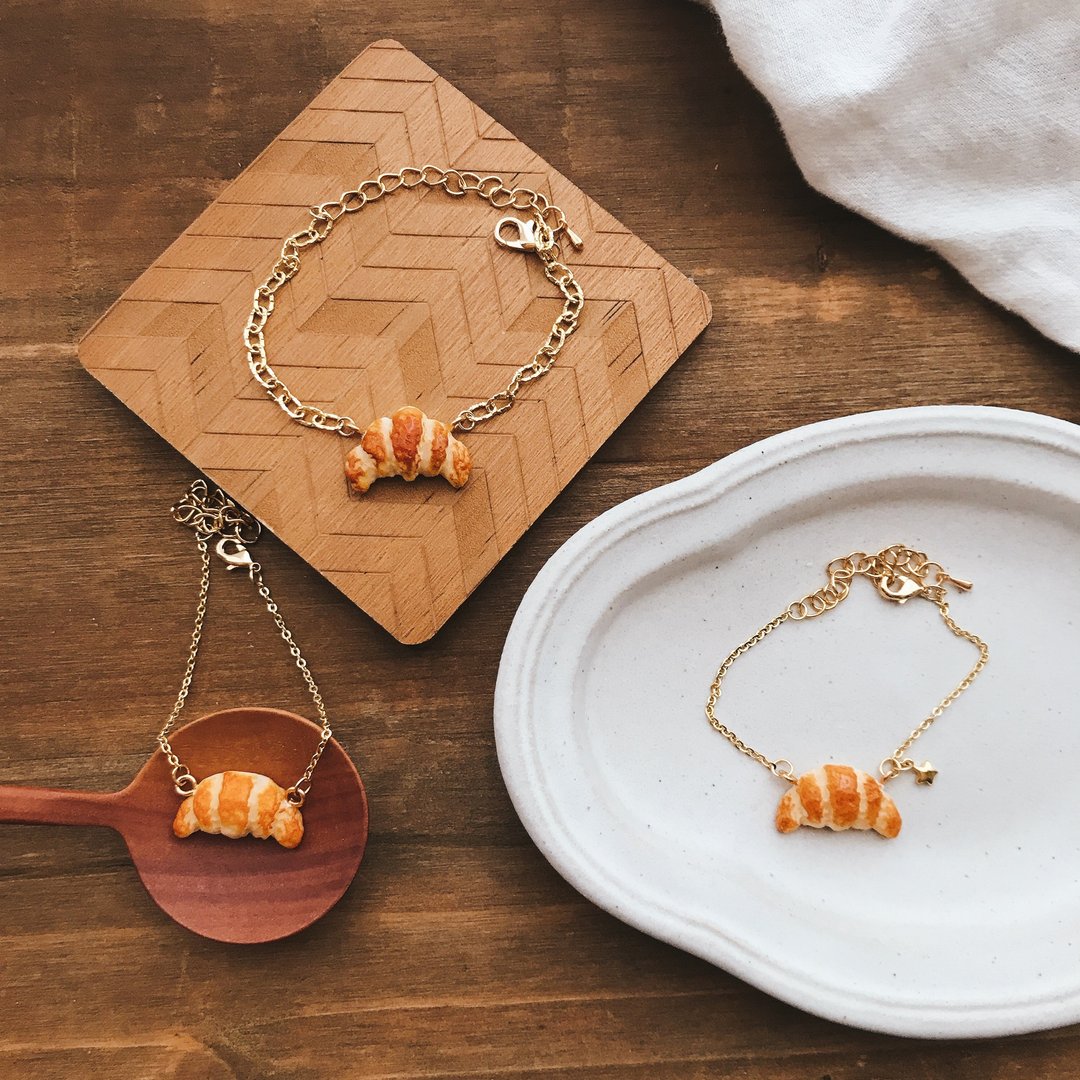 gold chain croissant bracelet - 胸针 - 粘土 红色
