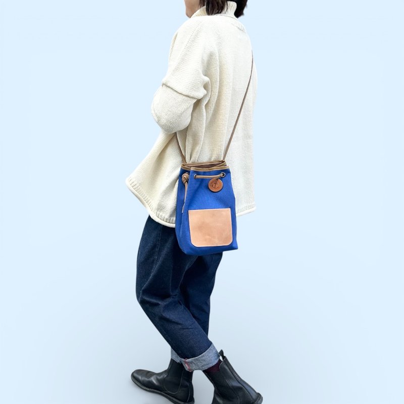 nico 蓝色×米色 拨水加工尼龙材质×意大利皮革束口袋包 - 侧背包/斜挎包 - 尼龙 蓝色