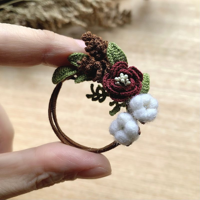 钩针编织秋冬小花 花环形胸针 日本蕾丝线编织 - 胸针 - 棉．麻 咖啡色