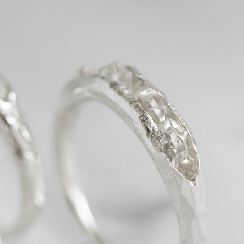 隐藏闪灵钻戒指 Hidden gem Ring 925纯银 - 戒指 - 其他金属 银色