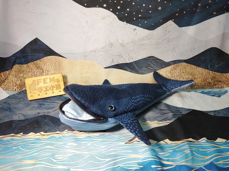 海洋生物袋物系列-手作海洋风鲸鱼笔袋-鲸鱼笔盒-铅笔袋-预购款 - 铅笔盒/笔袋 - 棉．麻 