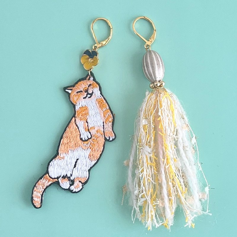 睡猫耳环 Despaigne - 耳环/耳夹 - 绣线 黄色