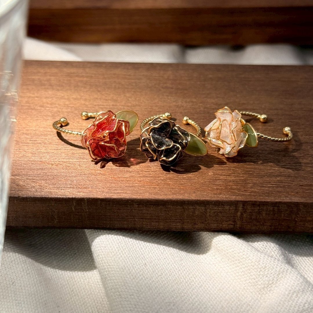 【莳光玫瑰】调节式戒指 | 水晶花饰品 (礼盒包装) - 戒指 - 树脂 多色