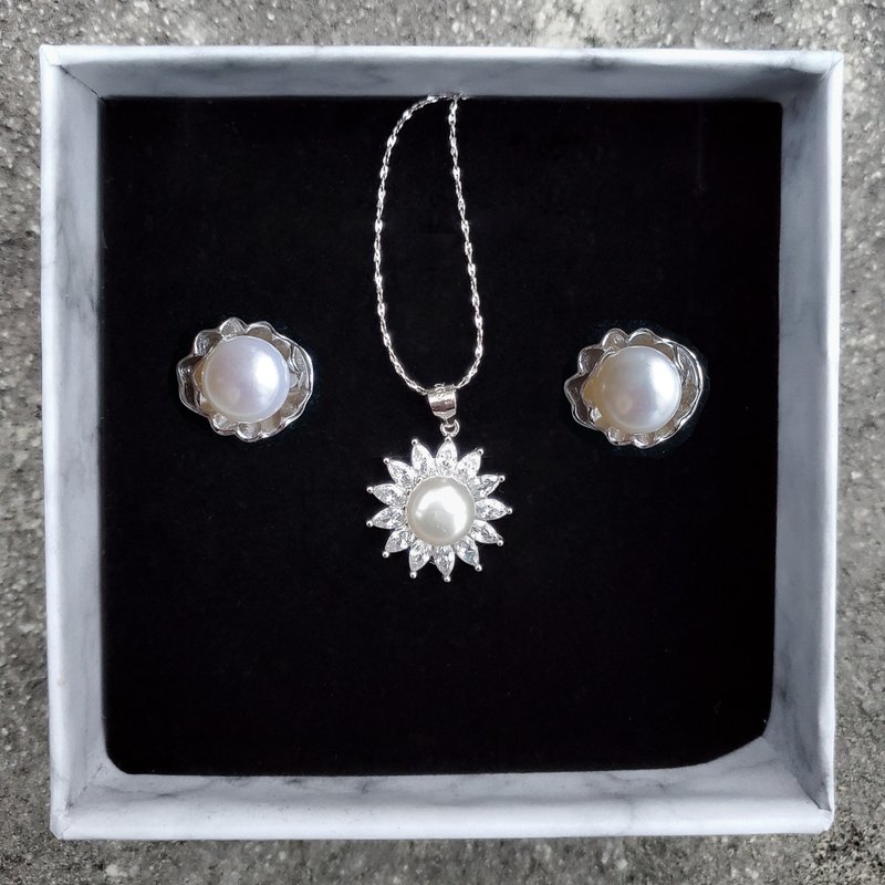 【PINKOI限定】超优惠套装。朶朶花。天然淡水珍珠925纯银耳钉项 - 耳环/耳夹 - 珍珠 白色