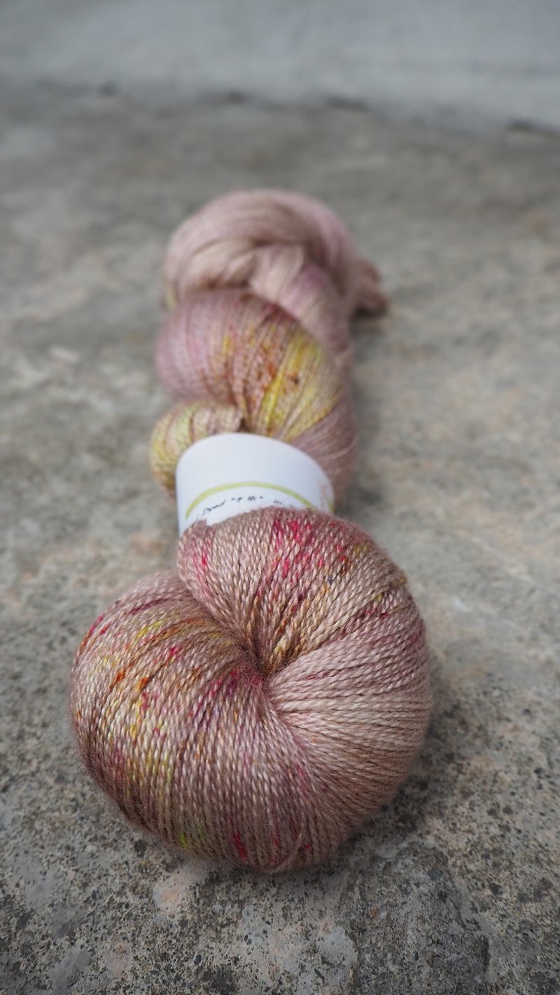 手染蕾丝线。花瓣 (55 BFL/45 Silk) - 编织/刺绣/羊毛毡/裁缝 - 丝．绢 卡其色