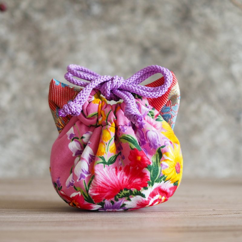 Cat-shaped Taiwanese flower lover pattern x silk fabric mini drawstring pouch (one piece work) - 化妆包/杂物包 - 棉．麻 粉红色