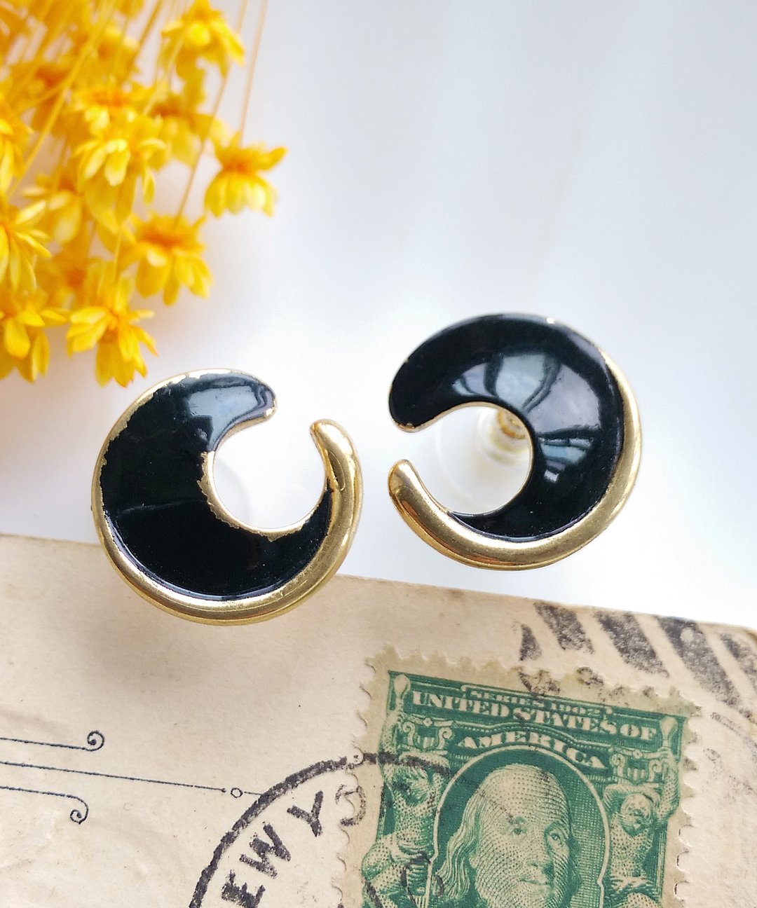 Vintage Jewelry 西洋古董饰品 TRIFARI 黑色调 小巧 针式耳环 - 耳环/耳夹 - 其他金属 金色