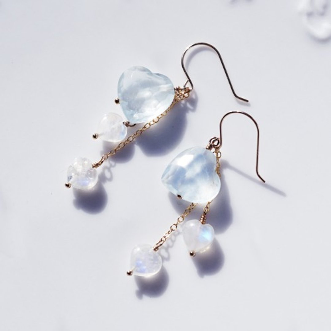 K10 aquamarine and rainbow moonstone heart earrings Harriet - 耳环/耳夹 - 宝石 多色