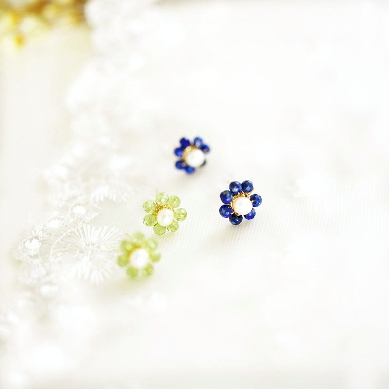 オリジナル ラピスラズリorペリドットと淡水パール のフラワースタッドピアス　8月 12月誕生石 999835 - 耳环/耳夹 - 宝石 绿色