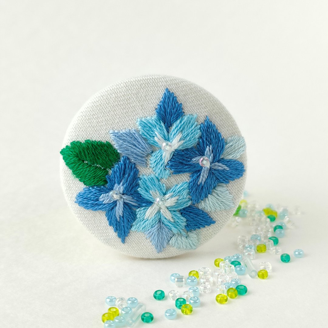 蓝色绣球花刺绣胸针 - 胸针 - 棉 蓝色