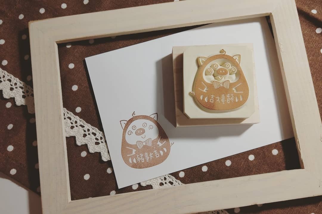 | 展示作品 |  三只小猪系列 - 猪仔福神A 手刻印章 - 印章/印台 - 木头 粉红色