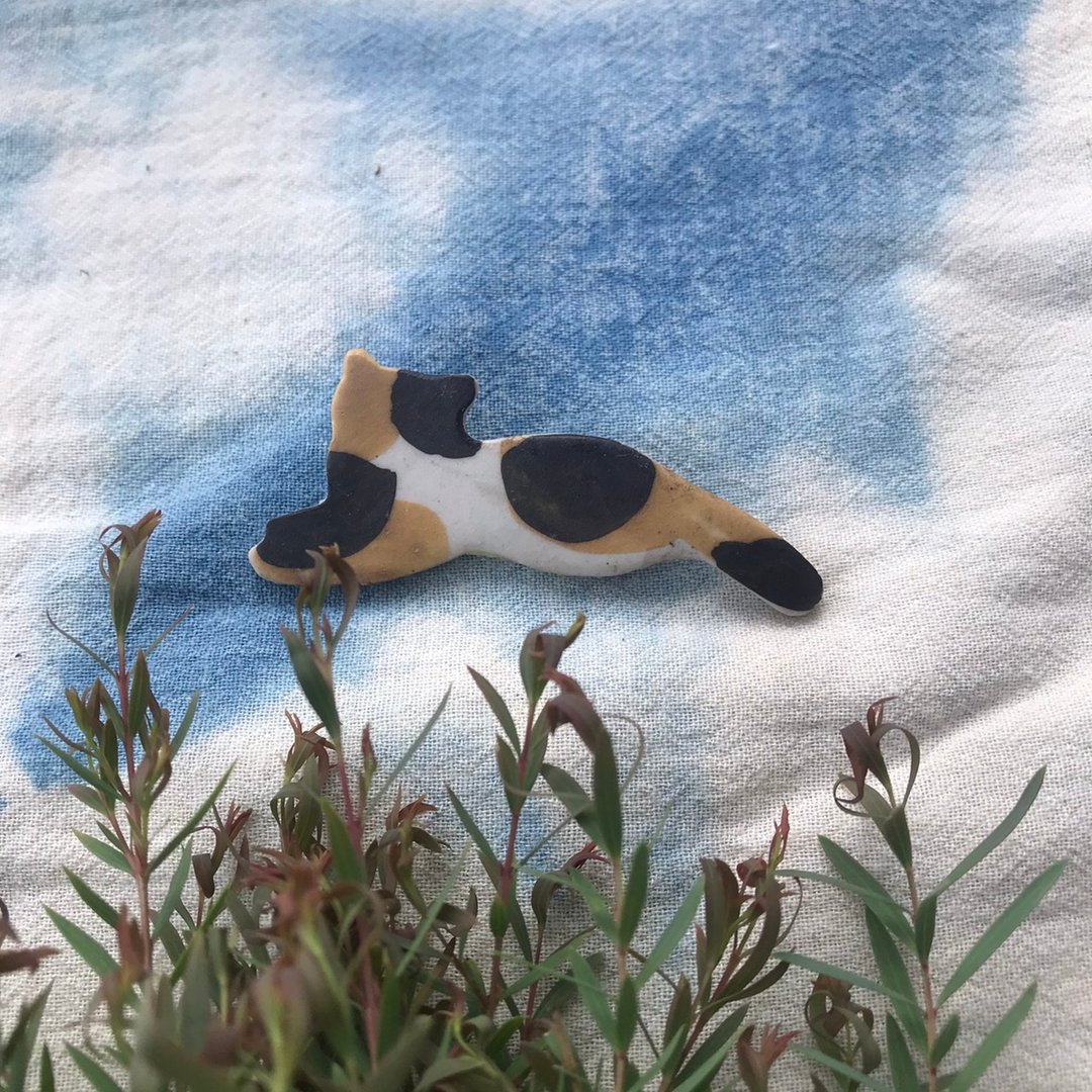 lucky cat  Three color  / ceramic brooch / handmade - 胸针 - 陶 咖啡色