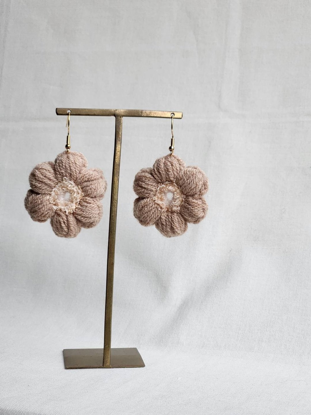纱线耳环 cotton flower - 耳环/耳夹 - 其他人造纤维 咖啡色