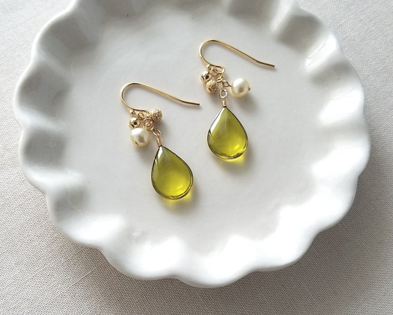 olive green drops pierced or clip-on earrings - 耳环/耳夹 - 其他材质 绿色