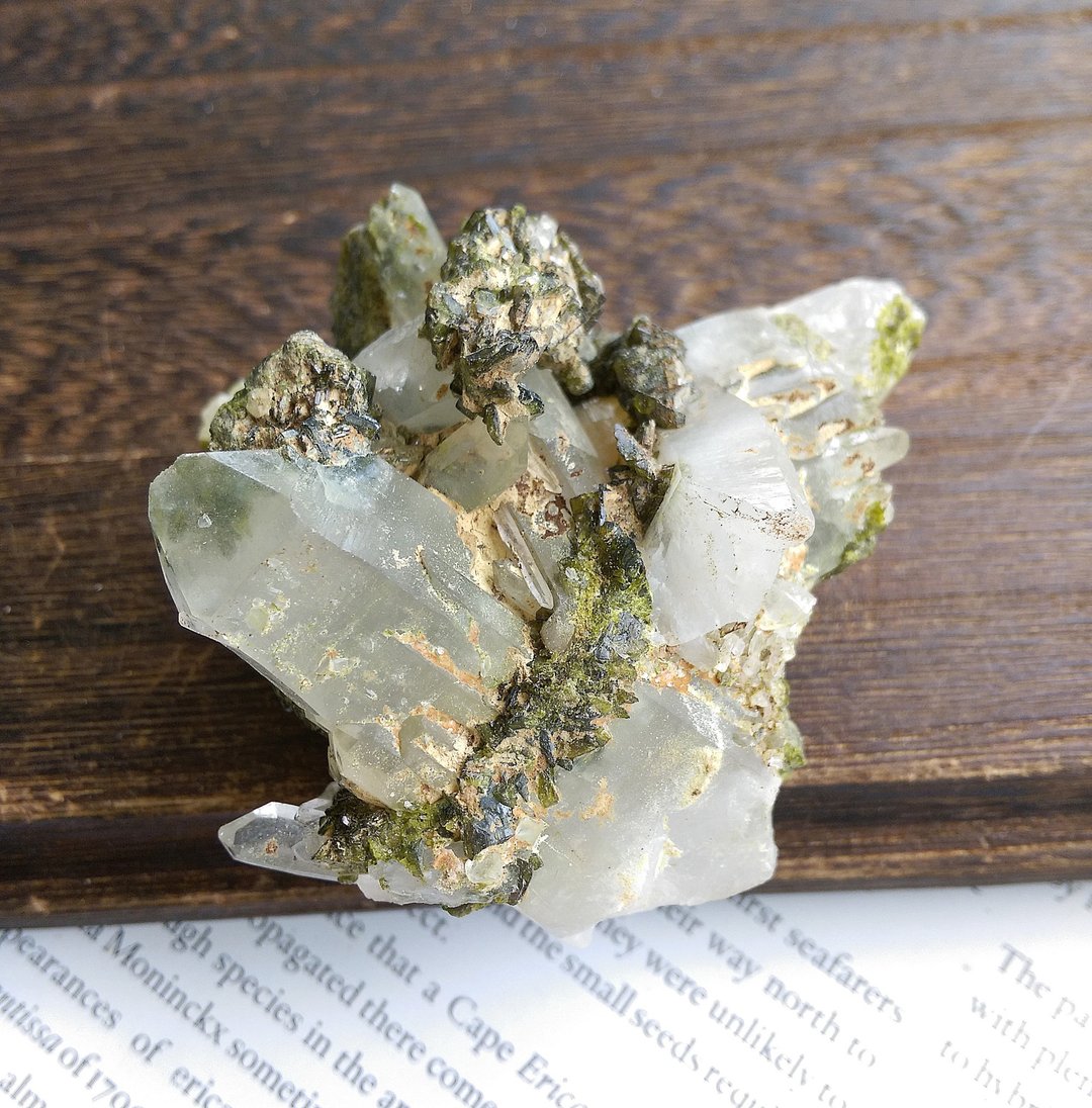 Quartz with lnclusions 绿帘石共生矿 花园水晶 天然矿石 原矿 - 摆饰 - 其他材质 