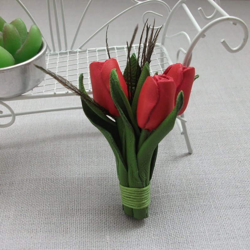 以真皮制作的精致小胸针，缀有一束珊瑚色郁金香。 - 胸针 - 真皮 粉红色