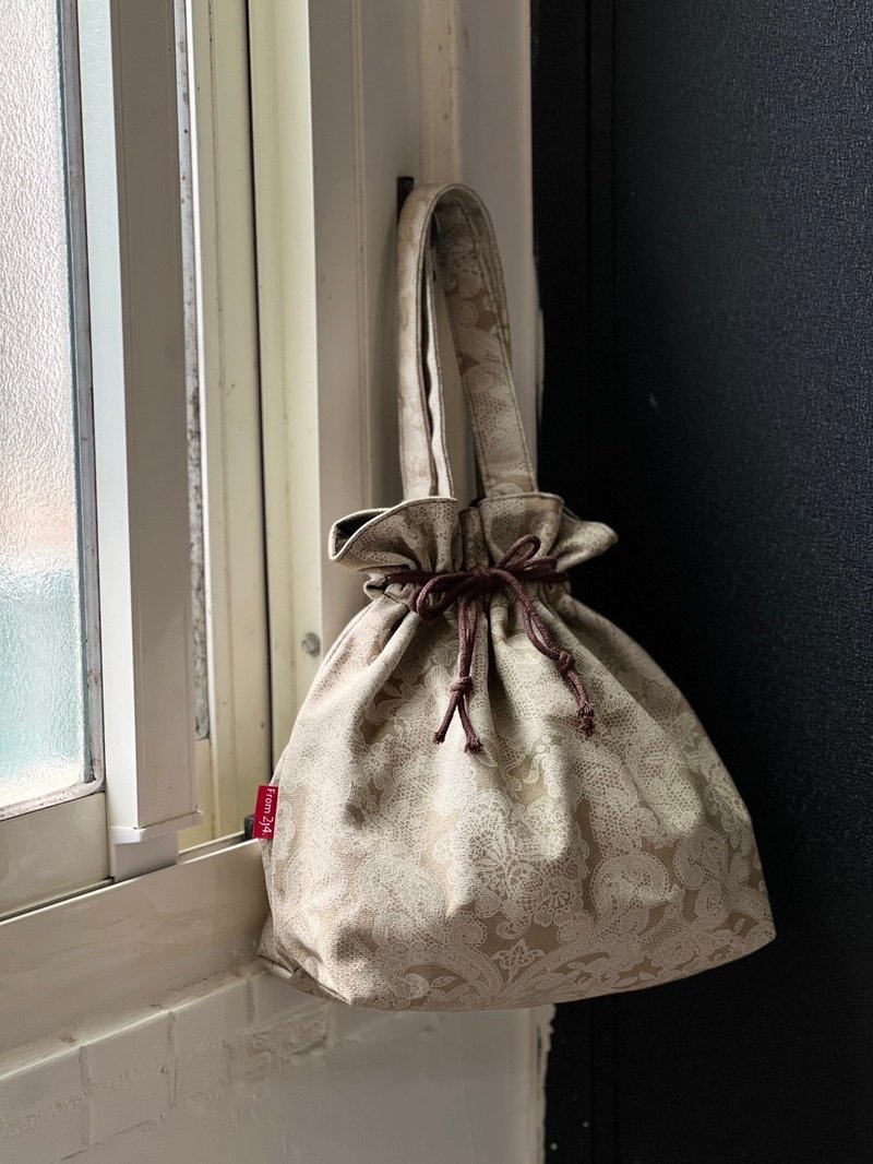 From2j4手工布包_花路手提袋(复古蕾丝印花) - 手提包/手提袋 - 棉．麻 卡其色