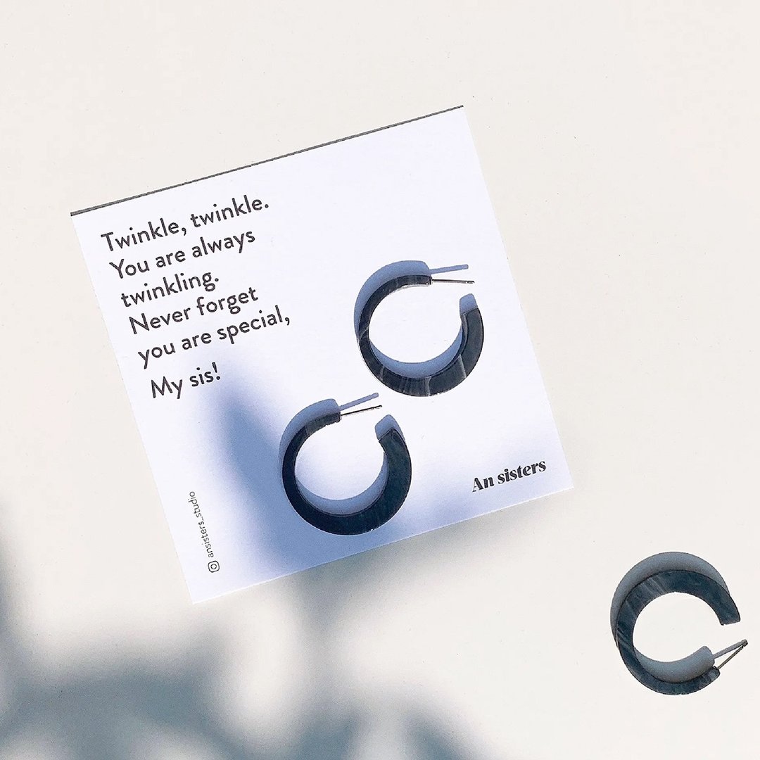低调炭灰晕染C字耳环 Modern Circle earrings - 耳环/耳夹 - 压克力 黑色