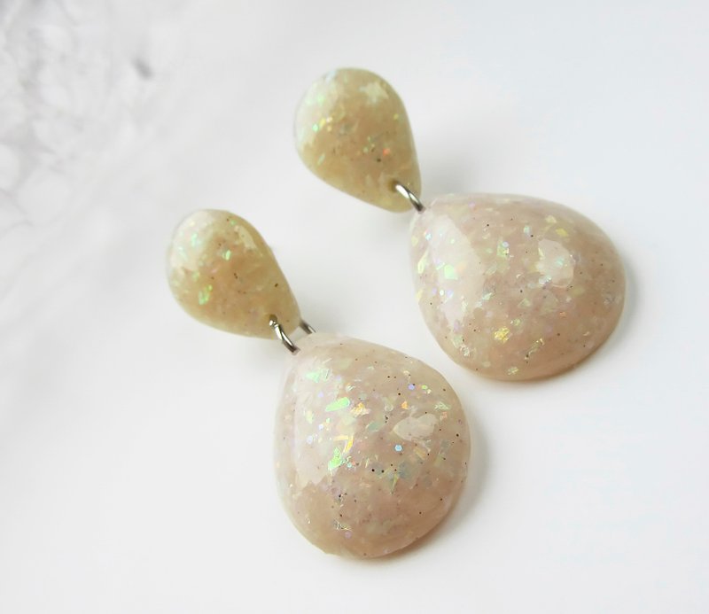 Opal effect Dangling drop earrings White shiny stud earrings Iridescent earrings - 耳环/耳夹 - 粘土 透明