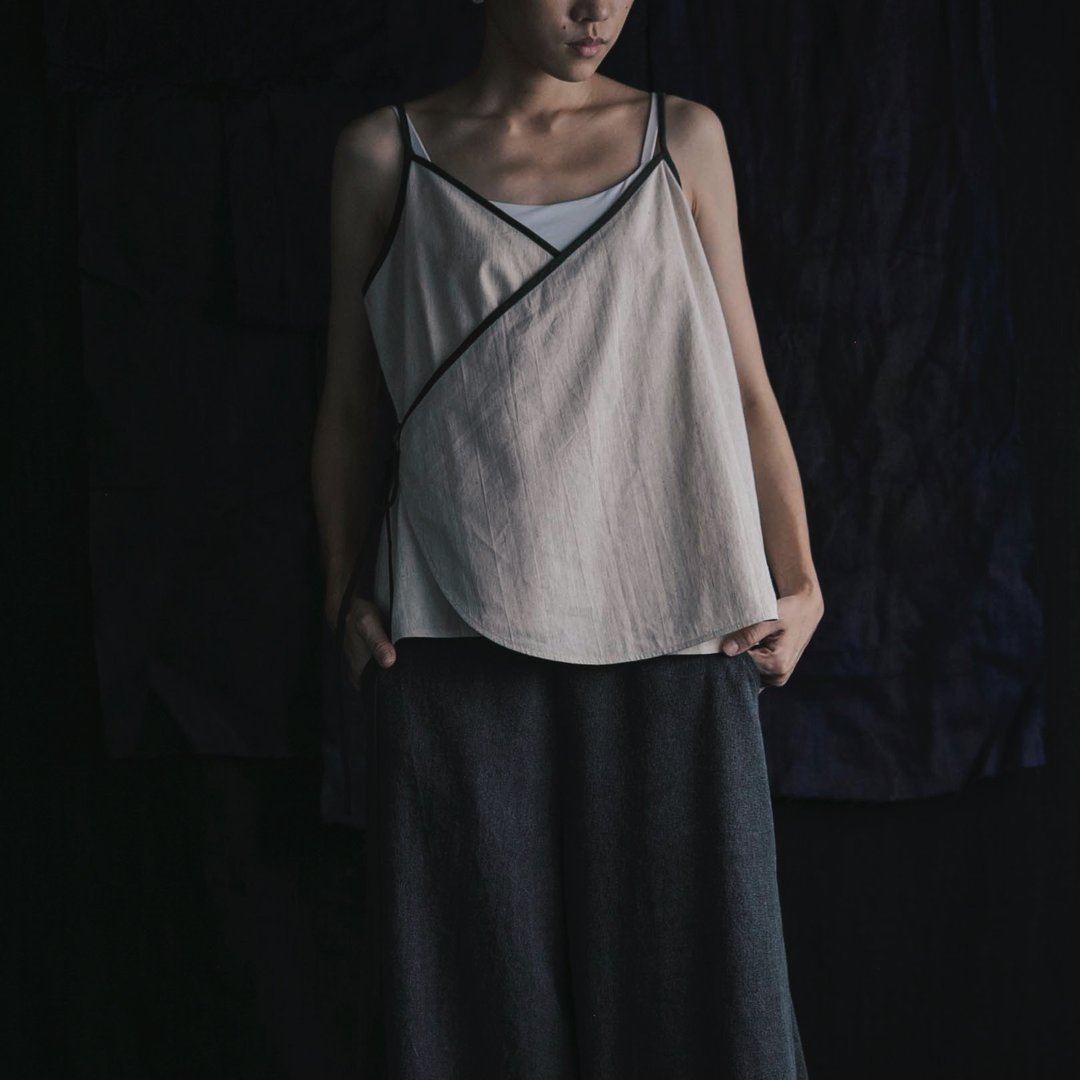 川 衣 WEAR BEING 侧交襟绑带背心上衣 米色x墨绿边 - 女装上衣 - 棉 白色