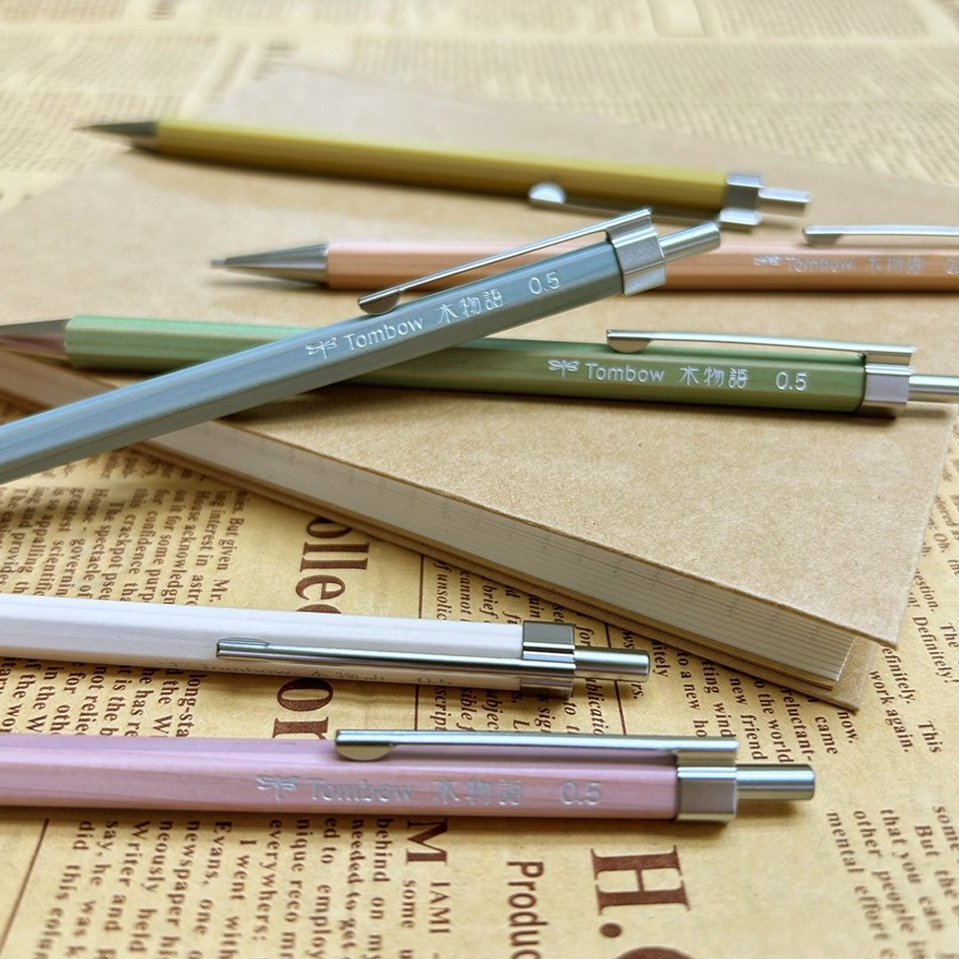 【TOMBOW】木物语 0.5 自动铅笔 + 文聚多功能牛皮笔记本 (原厂正货) - 铅笔/自动铅笔 - 木头 多色
