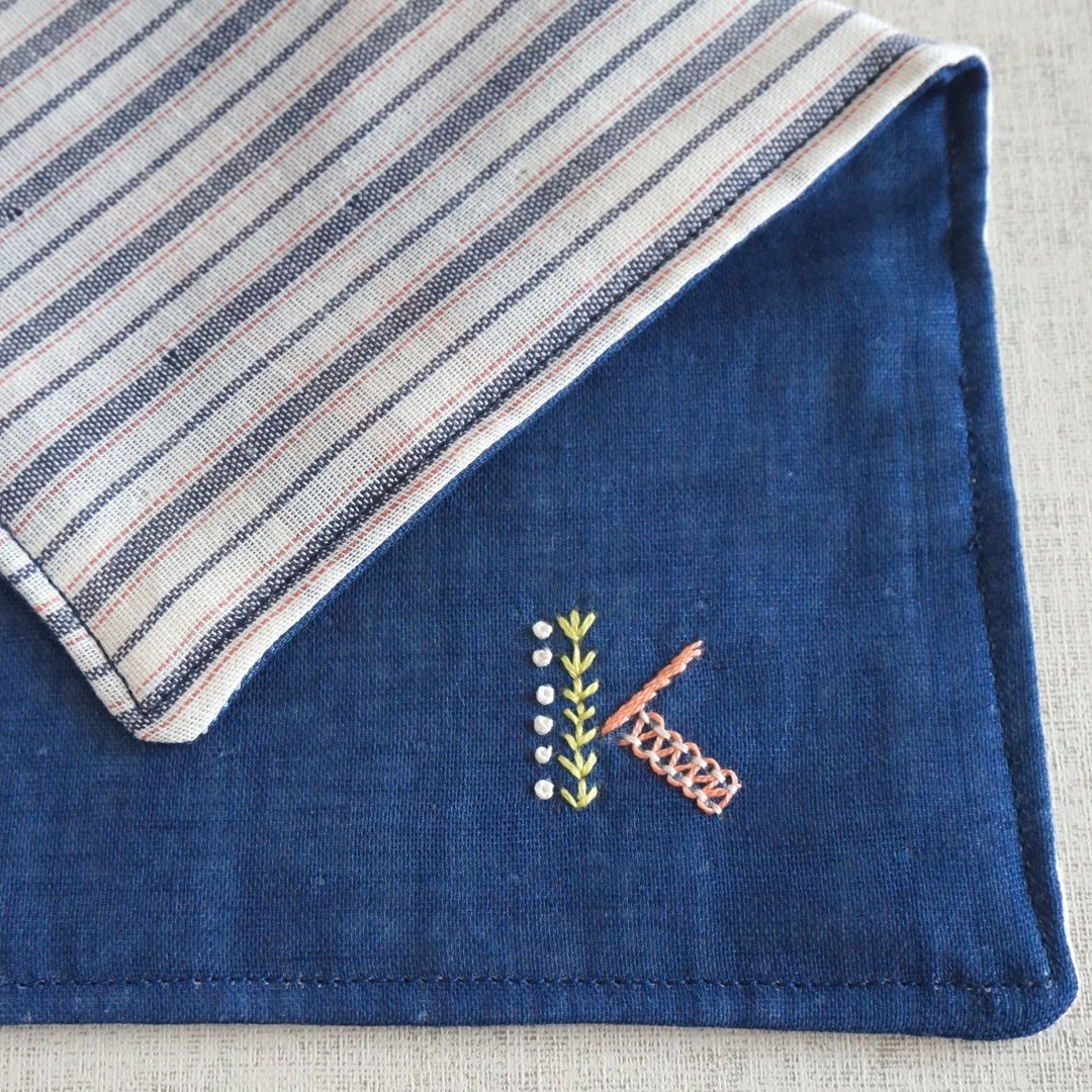 Hand embroidered quadruple gauze handkerchief  "initial/K" - 其他 - 绣线 蓝色