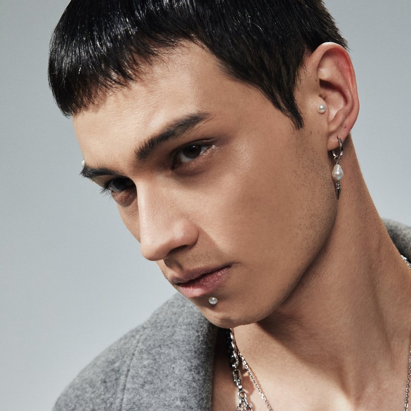 波赛顿铆钉珍珠耳环  Poseidon hoop earrings with pearl drop - 耳环/耳夹 - 珍珠 