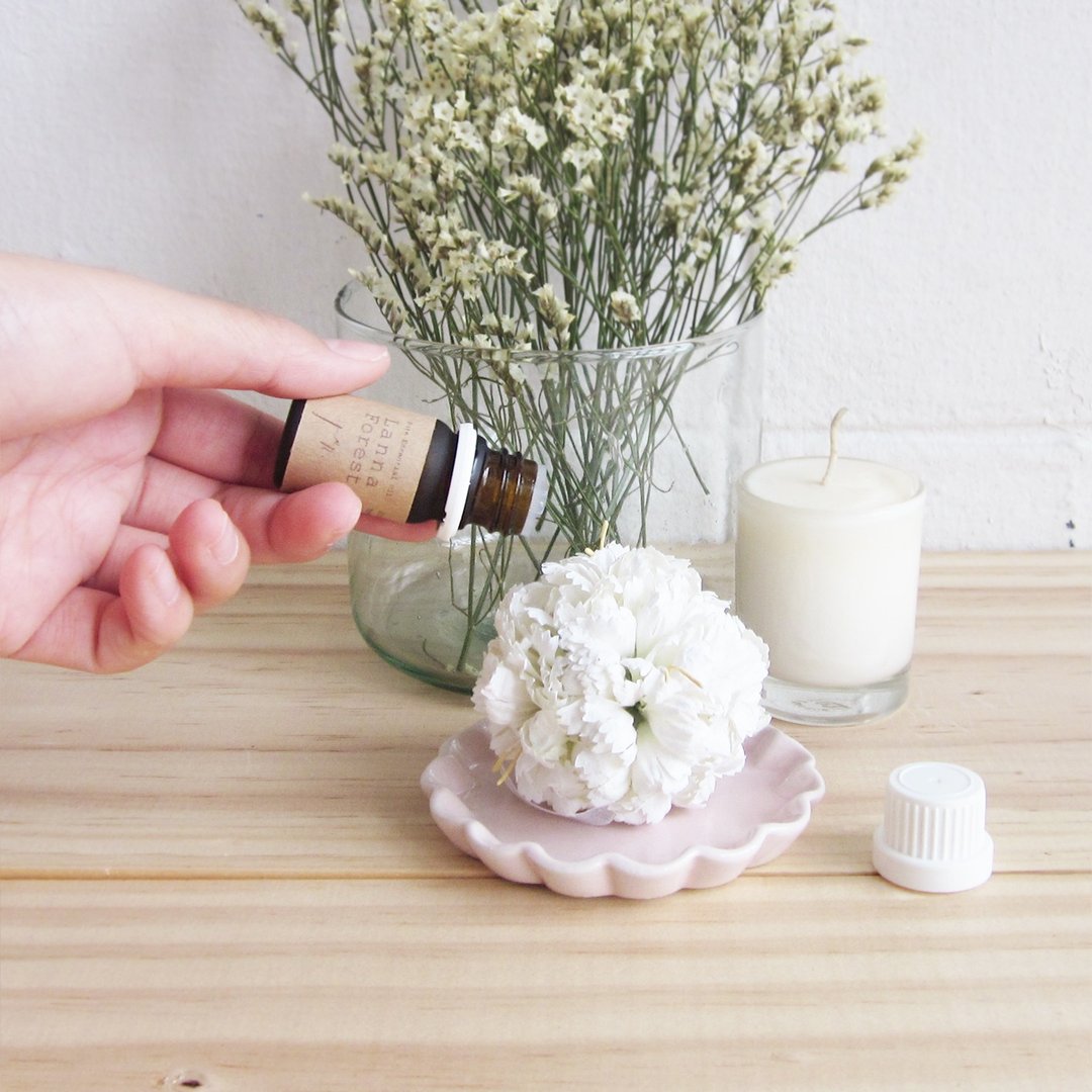 Essential Oil Lanna Forest Scent with White Flower Diffuser - 香薰/精油/线香 - 植物．花 白色