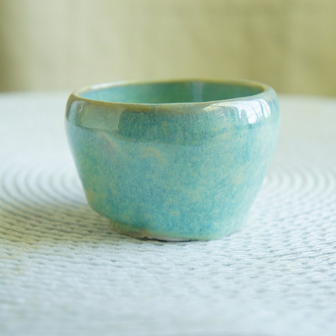 Lovely手作陶瓷【小绿清酒杯、白底蓝花】 - 酒杯/酒器 - 陶 绿色