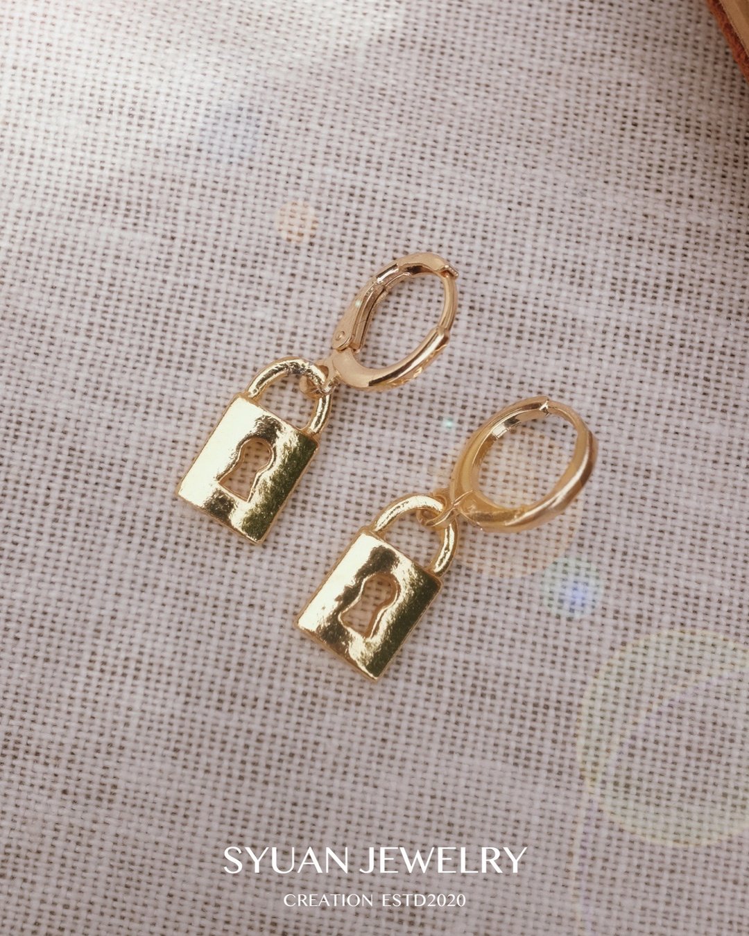 SYUAN JEWELRY | The Journey of Life Lock 镀18K锁头耳环 - 耳环/耳夹 - 其他金属 