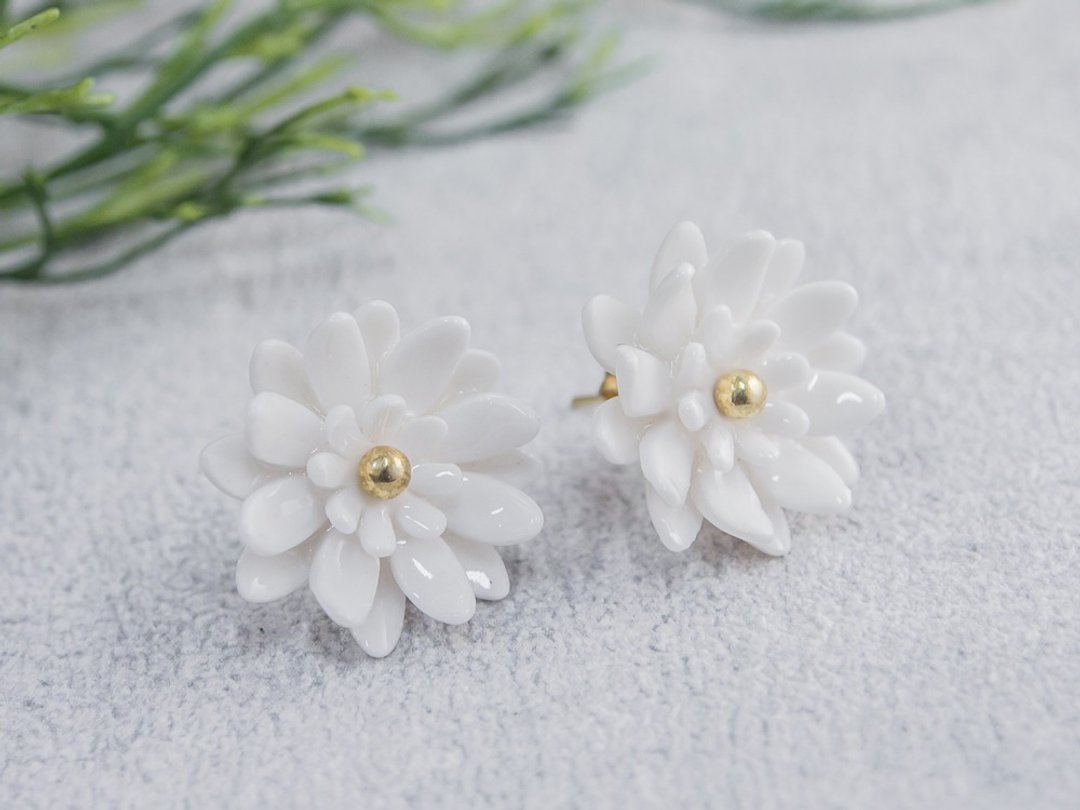 Mum ~ white porcelain flower tension back earring ~ size S - 耳环/耳夹 - 陶 白色