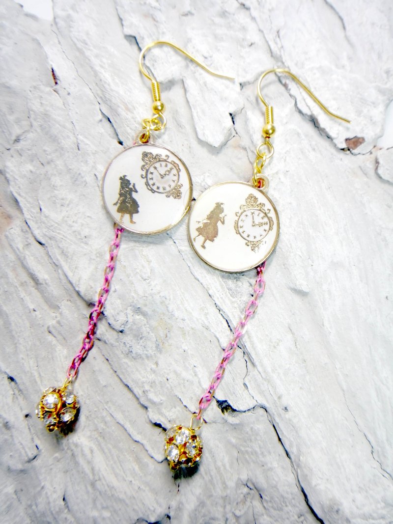 TIMBEE LO 爱丽丝梦游仙境耳环 时钟 兔子 ALICE WONDERLAND 米白色 <<一对发售>> - 耳环/耳夹 - 其他金属 白色