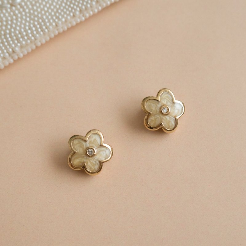 90s金色白奶油流沙珐琅花朵夹式耳环 - 耳环/耳夹 - 其他金属 白色