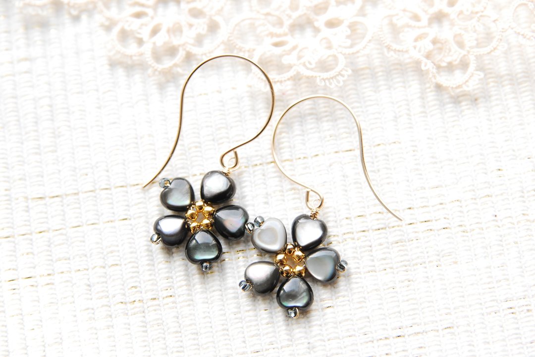 Black shell flower earrings 14 kgf - 耳环/耳夹 - 贝壳 黑色