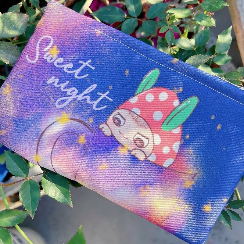 【幸运紫娃】手绘风草莓福娃爱睡觉 笔袋 | 收纳袋 圣诞交换礼物 - 手提包/手提袋 - 其他材质 多色