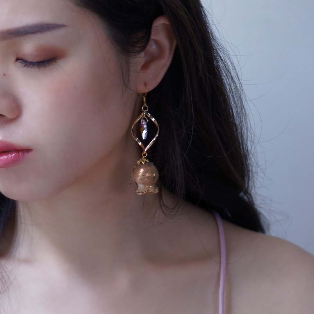Gaia 香槟金扭转金属水晶垂坠玫瑰花苞耳环 - 耳环/耳夹 - 其他材质 金色