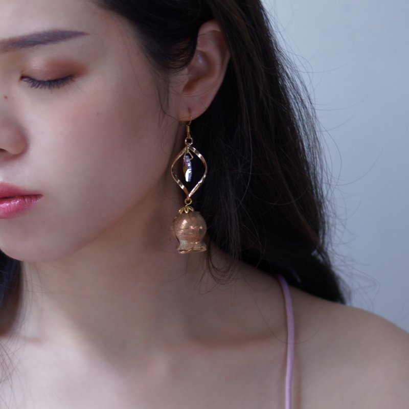 Gaia 香槟金扭转金属水晶垂坠玫瑰花苞耳环 - 耳环/耳夹 - 其他材质 金色