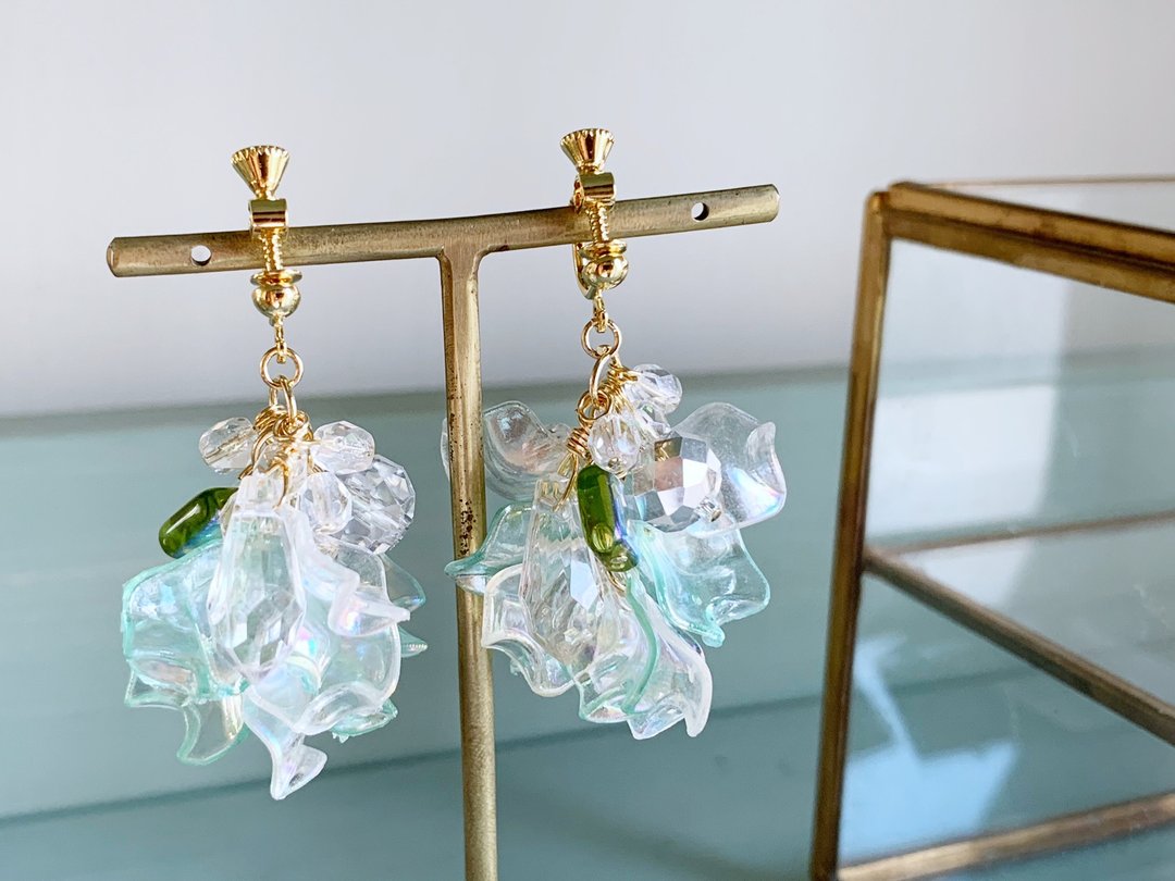 Soft pale green flower petals・Clip-On/pierced earrings - 耳环/耳夹 - 压克力 绿色