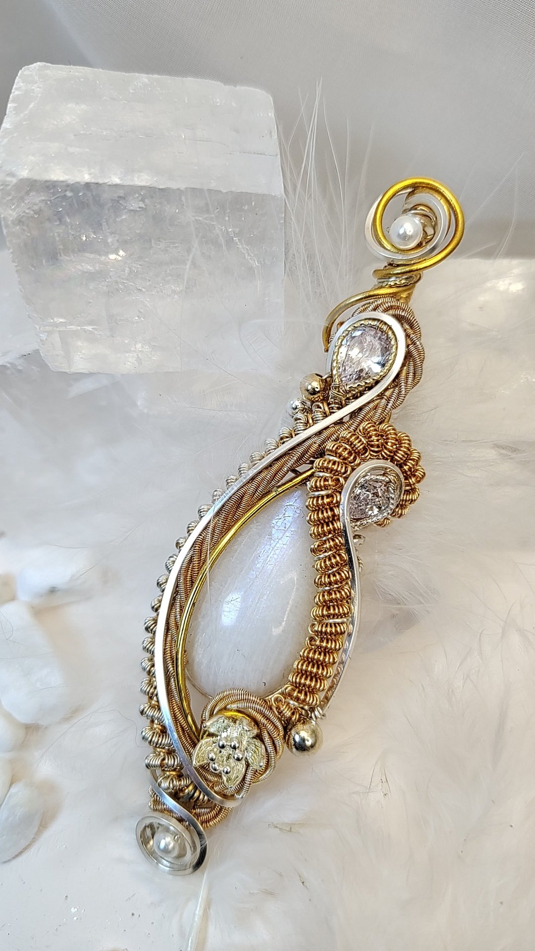 缠绕饰品 月光郁金香 Moonstone Tulip 吊坠可搭配项链 - 项链 - 水晶 白色