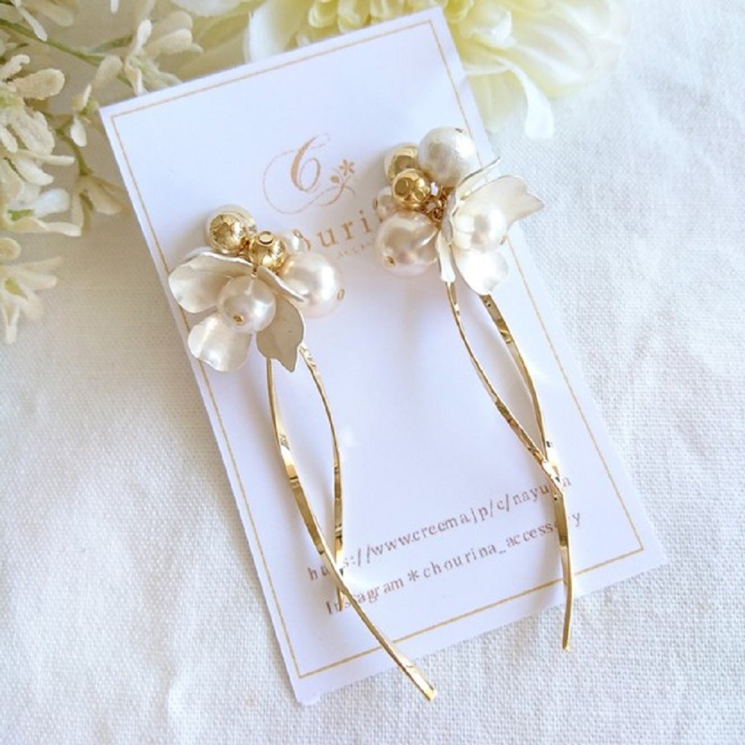 big flower pearl earrings - 耳环/耳夹 - 其他金属 金色