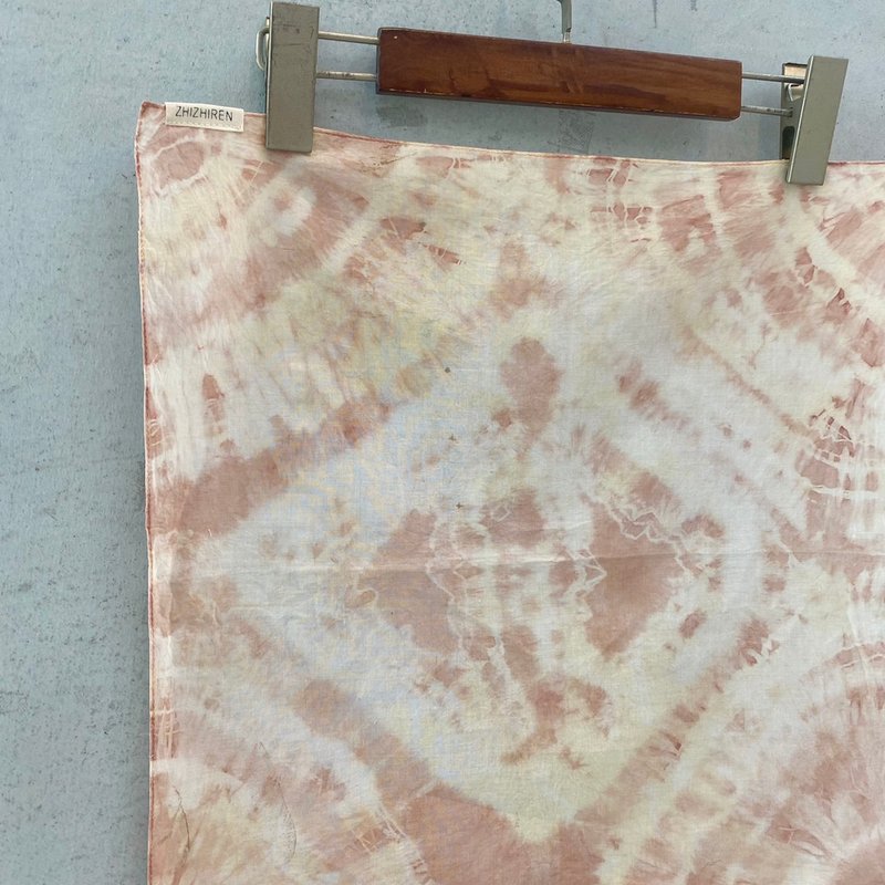 【ZhiZhiRen】天然植物染方巾 | 手帕-包装巾-茜草手染 - 手帕/方巾 - 棉．麻 粉红色