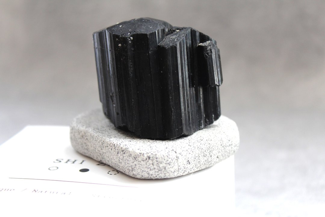 石栽 SHIZAI 黑碧玺原矿-含底座 - 摆饰 - 水晶 黑色