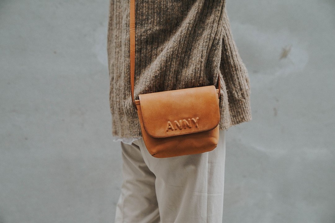 【专属凸体】小肩侧背  shoulder bag 定制化刻字 - 侧背包/斜挎包 - 真皮 咖啡色