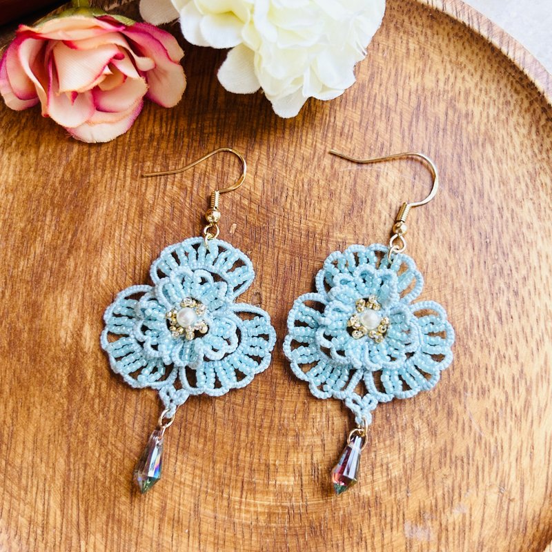粉蓝色山茶花梭织耳环 - 耳环/耳夹 - 棉．麻 蓝色
