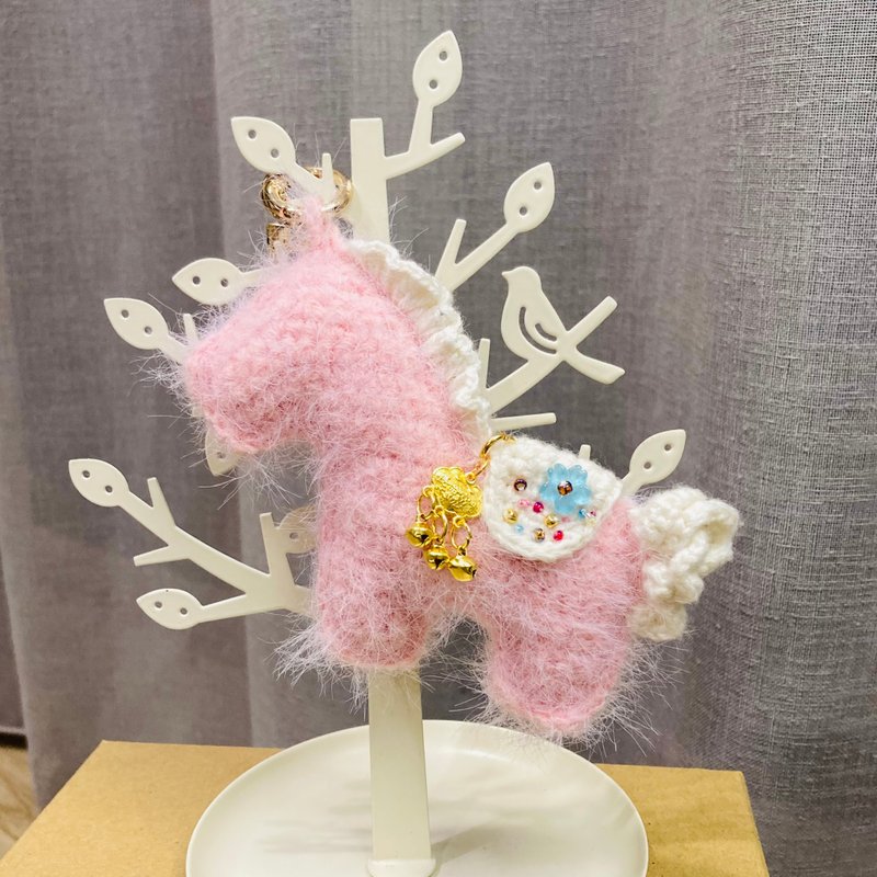 粉红宝石招财小马 - 现货 / 马年招财钩织小物 吊饰 香包 - 吊饰 - 其他材质 粉红色